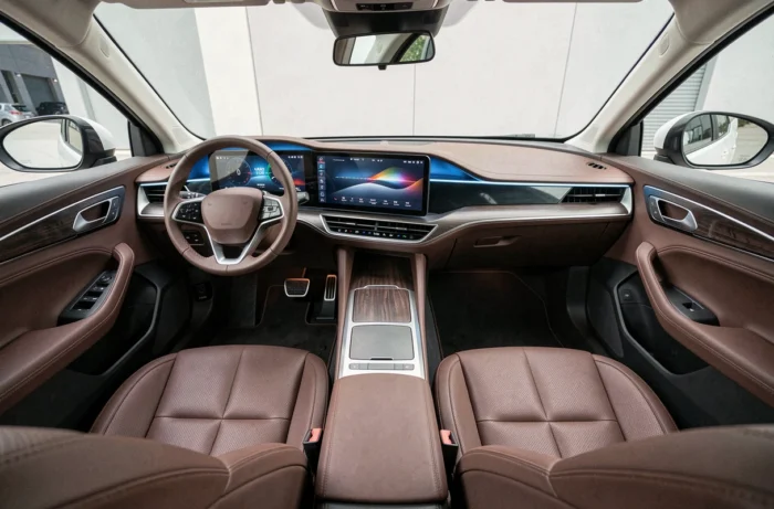 Intérieur futuriste d'un véhicule 2024 avec tableau de bord numérique incurvé et sièges en cuir premium